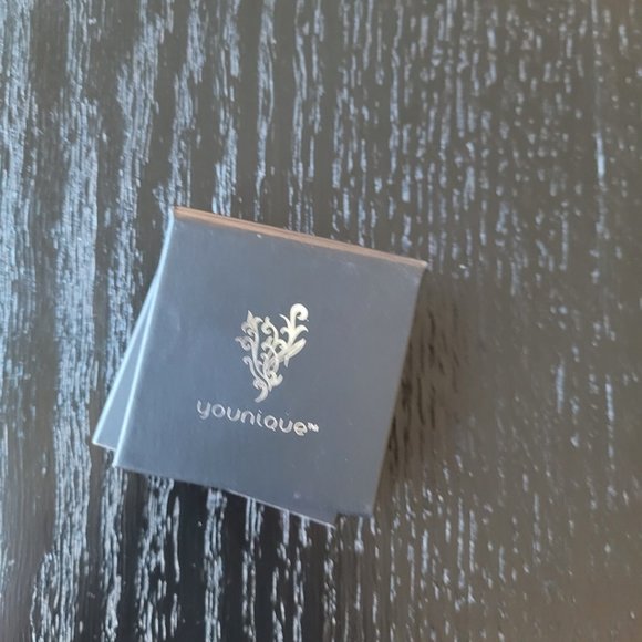 Younique Pressed Shadow with Single Compact - Devoted - Picture 3 of 3